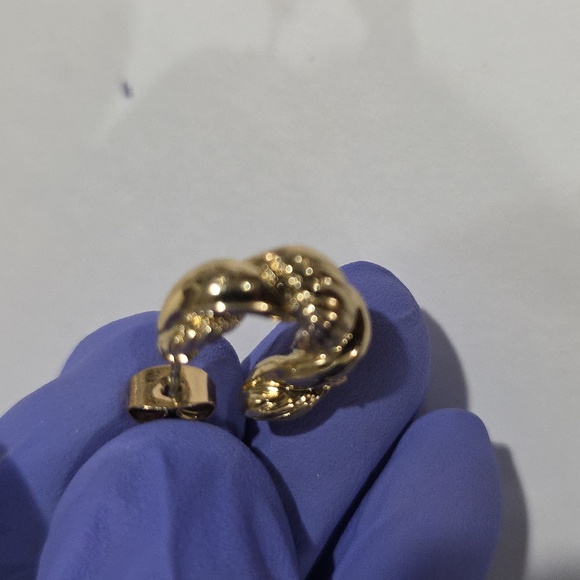 Elegant Gold Twisted Hoop Earrings – Lightweight Statement Jewelry for Everyday - Picture 7 of 8